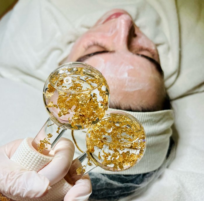 Procedimento facial com globos de cristal